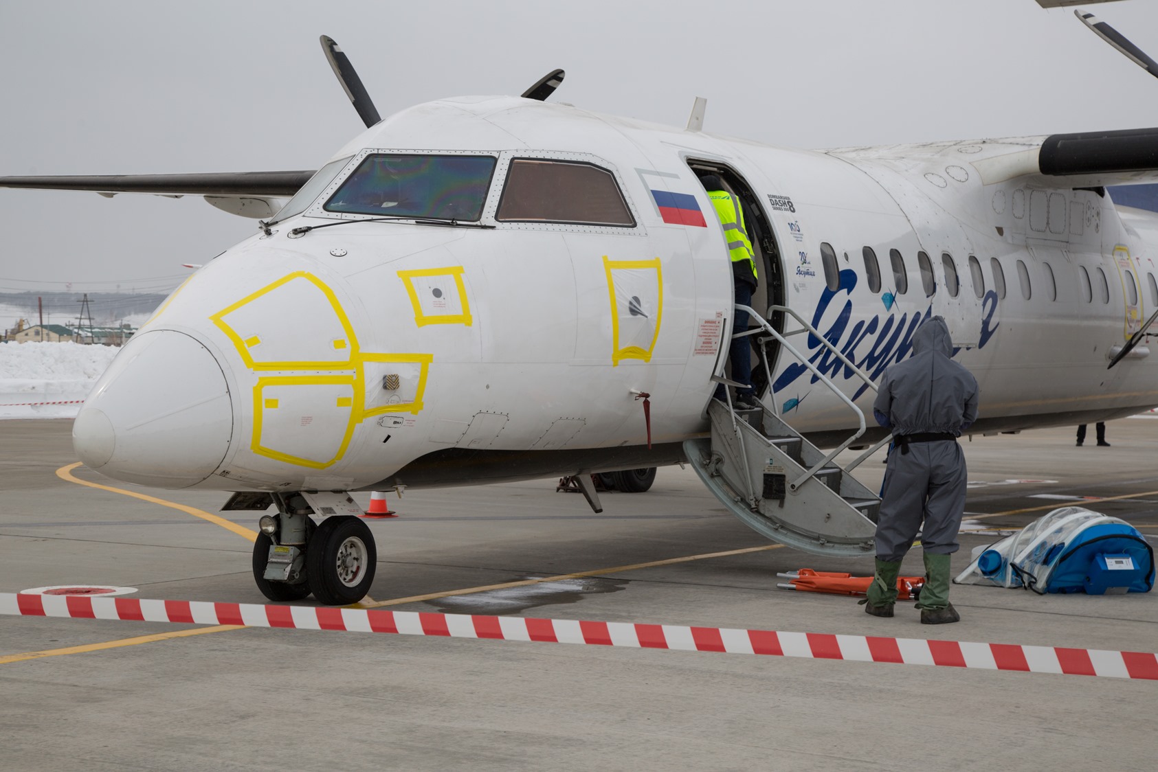 В аэропорту «Якутск» прошли противоэпидемические учения при выявлении на борту самолета больного с подозрением на особо опасную инфекцию