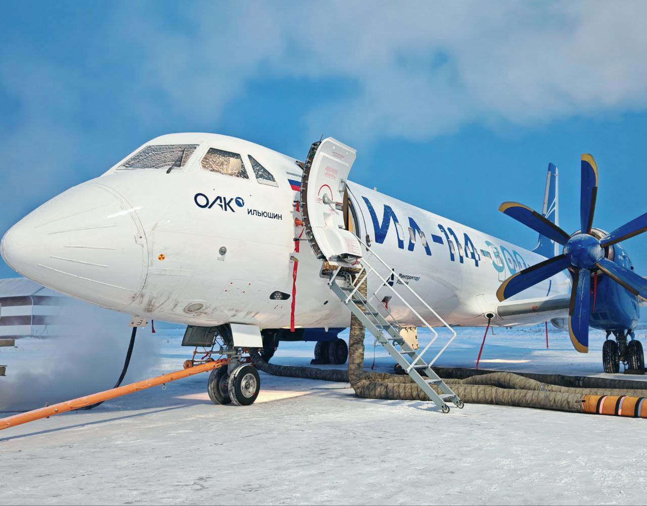 В аэропорту Якутск проходят испытания российского самолета Ил-114-300