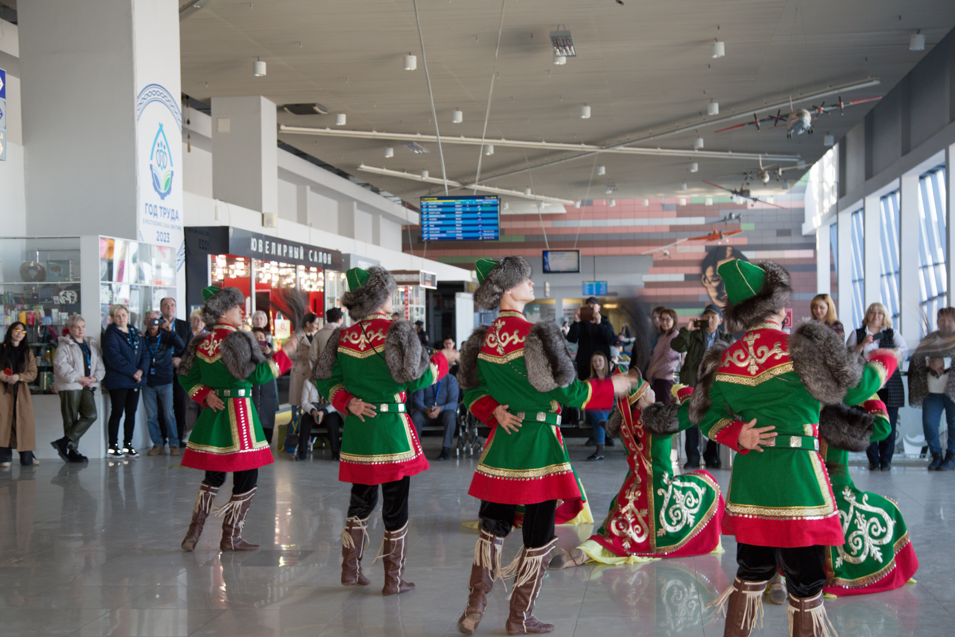 В аэропорту «Якутск» пассажиров поздравили с Днем Республики