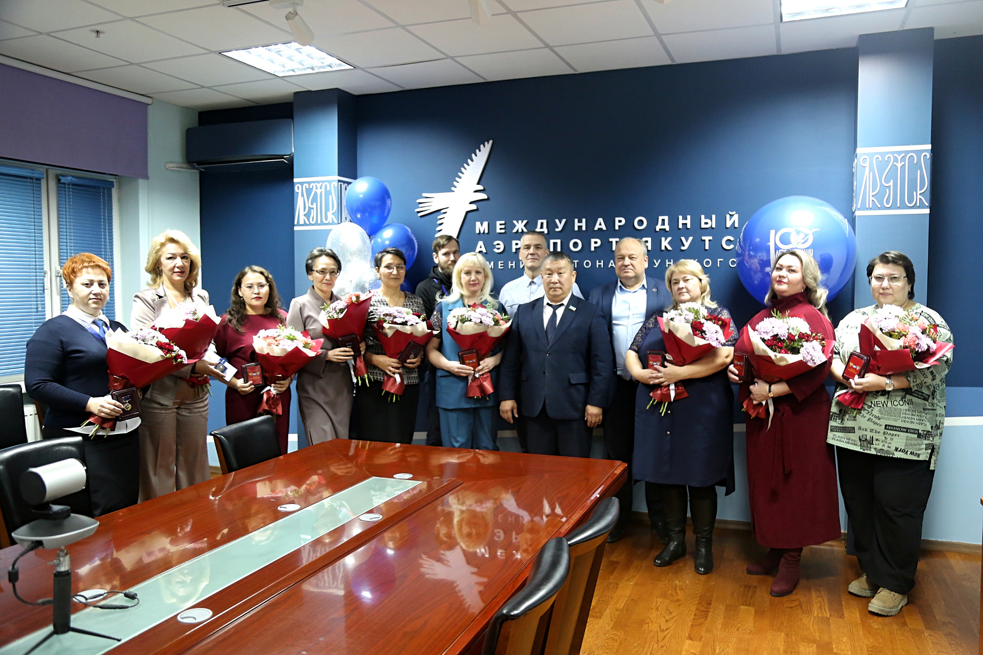 Лучших работников аэропорта Якутск отметили наградами к 100-летию авиации Якутии