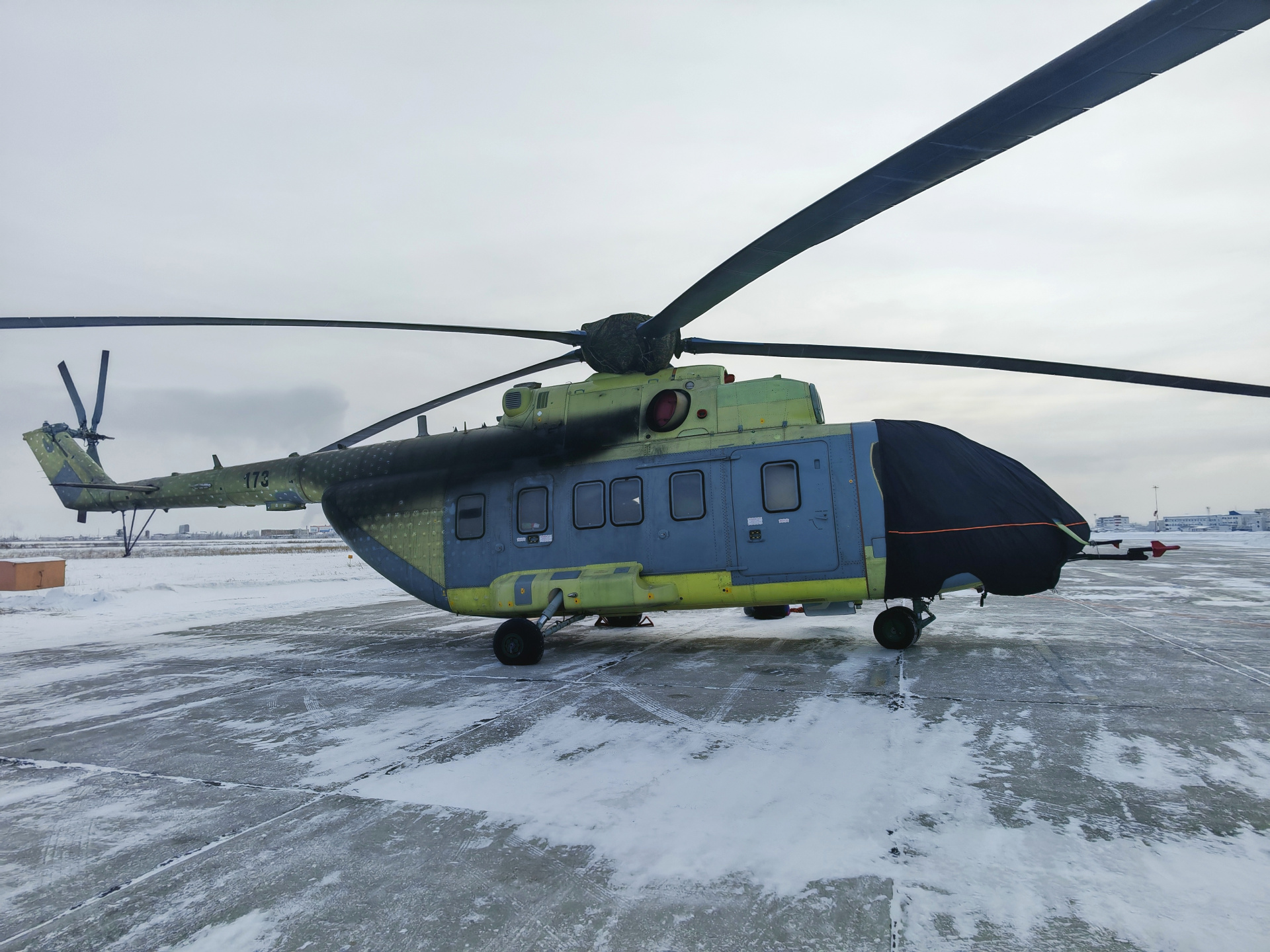 В аэропорту Якутск проводятся испытания холодом новейшего вертолета Ми-171А3