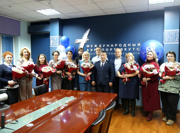 Лучших работников аэропорта Якутск отметили наградами к 100-летию авиации Якутии
