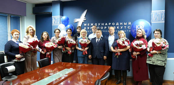 Лучших работников аэропорта Якутск отметили наградами к 100-летию авиации Якутии